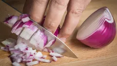Wie Sie den Zwiebelgeruch an den Händen loswerden: Vier einfache Küchen-Tricks, die helfen